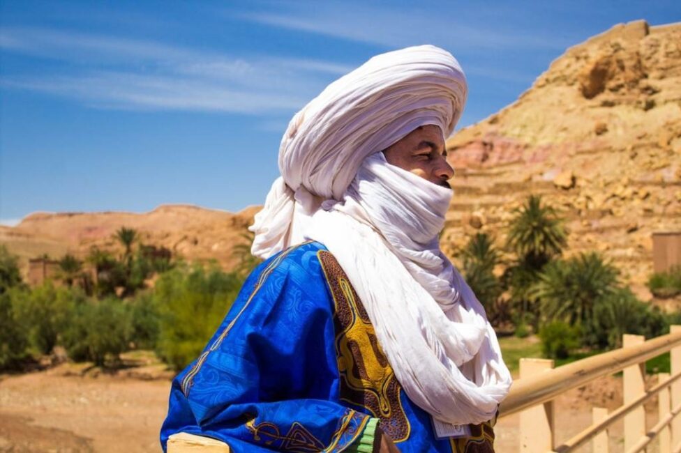 Elegancki look z turbanem arabskim